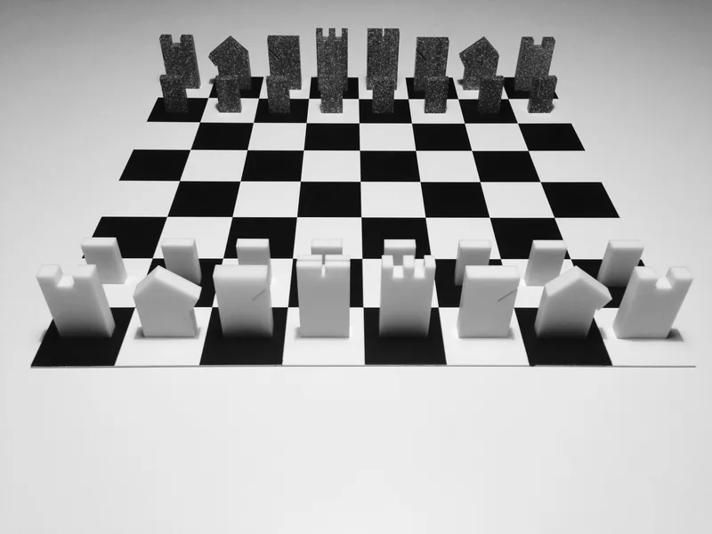 De witte en grijze stukken opgesteld op het bord